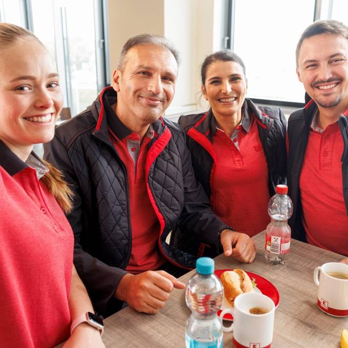 Selfie-Gruppenbild vom Kaufland-Logistiksteam im Pausenraum.